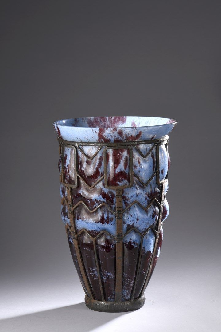 Null Louis MAJORELLE & DAUM - NANCY (归属)

一个蓝色和紫罗兰色的玻璃锥形花瓶，吹在锻铁框架里，上面有雪花纹和小勋章（边缘&hellip;