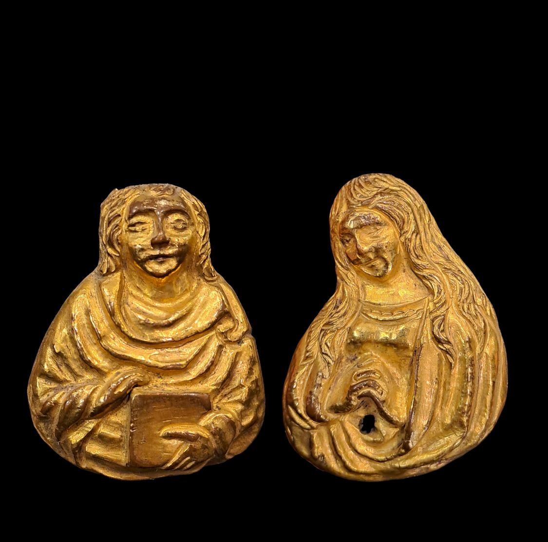 Null 两个镀金压花的铜制十字架，代表抹大拉的玛丽和圣约翰的半身像。

意大利，15世纪初

高度：5.7厘米

基座

(镀金的轻微磨损)

 

圣约翰应&hellip;