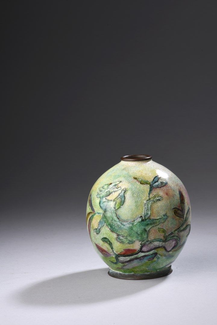 Null 卡米尔-法尔 (1874 - 1956)

球形花瓶，颈部有一个小的下摆，在环形鞋跟上，完全用厚厚的多色珐琅彩装饰，上面有一条蝾螈和一朵花。

签名，&hellip;