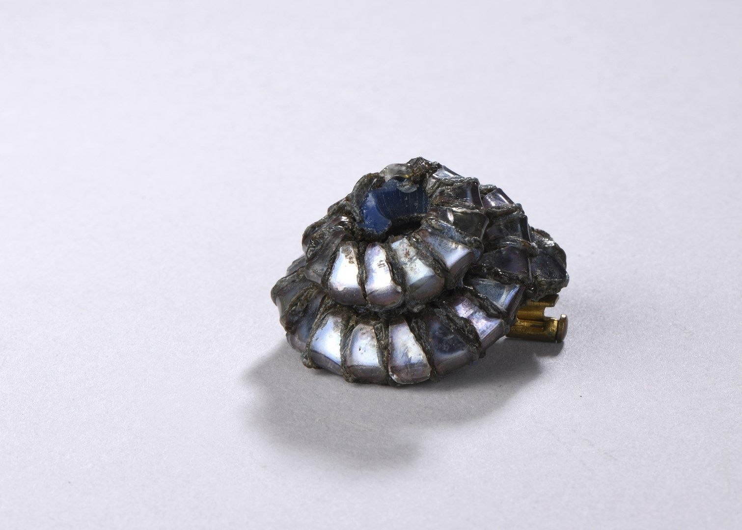 Null Line VAUTRIN (attributed to)

Brooch with conical body rolled up in blue-br&hellip;