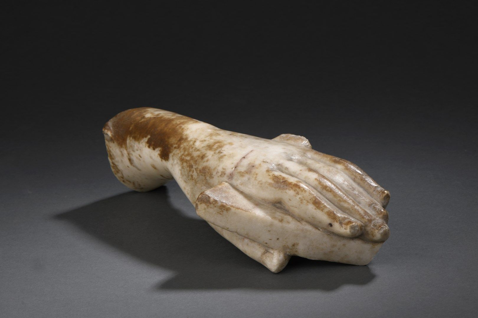 Null 雕刻的雪花石膏左手拿着一个属性，碎片。

可能是亚洲，15/16世纪

长度： 27 cm

(存款)