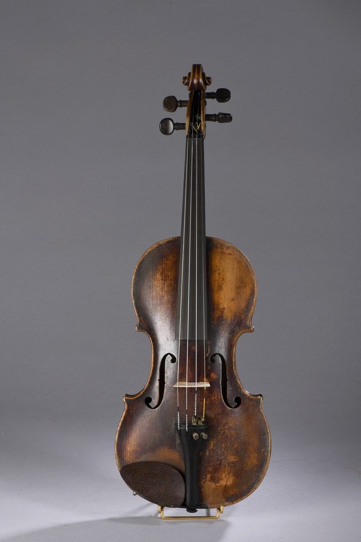 Null 蒂罗尔流派的小提琴，带有 "JOHANN ADAM SCHÖNFELDER in NEUKIRCHEN, 1761 "的标签。

358毫米。状况良好&hellip;