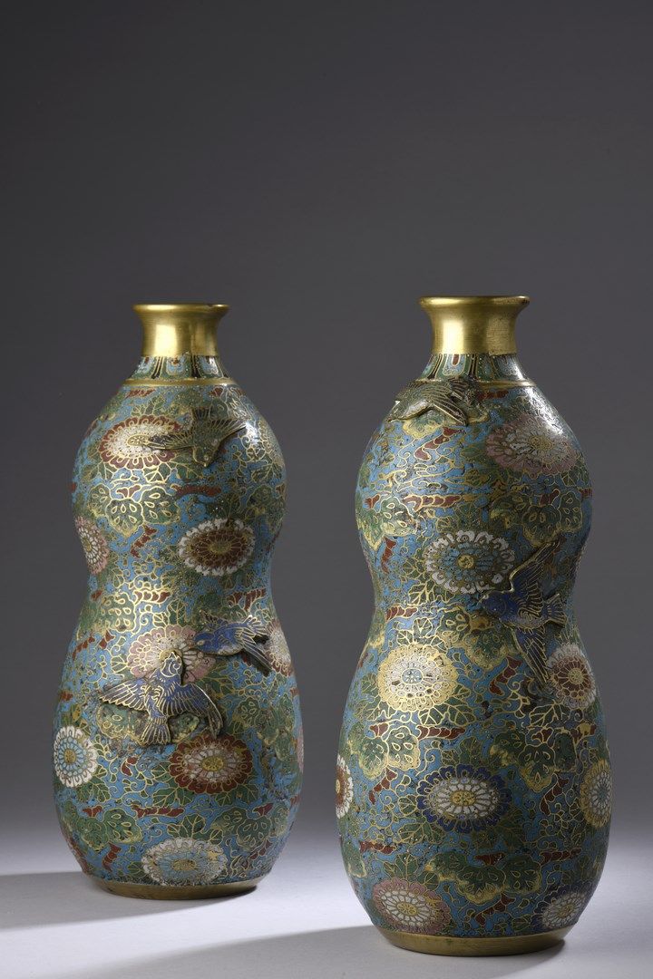 Null JAPON - Epoque MEIJI (1868 - 1912)

Paire de vases gourdes en bronze et éma&hellip;