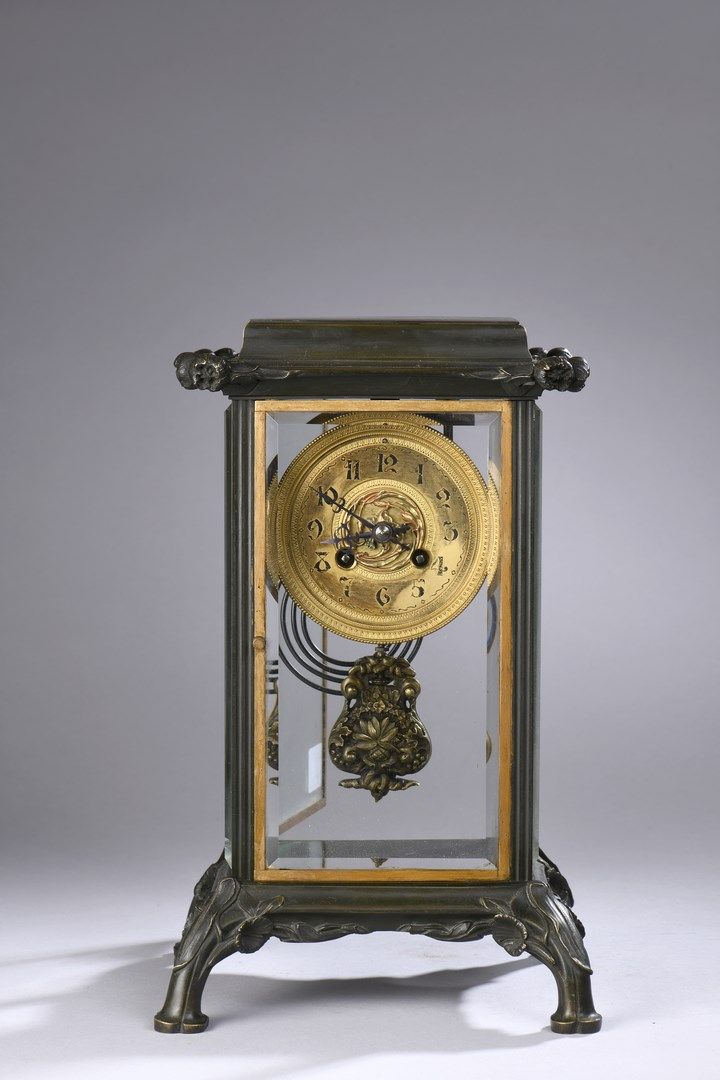 Null 法国人的工作 1910

鎏金青铜台钟，装饰有罂粟花蕾和叶子，四角形玻璃钟身，圆形鎏金青铜表盘上有阿拉伯数字（不保证运行）。

高35厘米，长20.5&hellip;