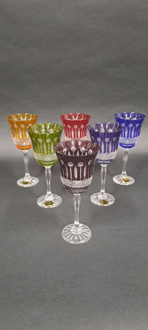 Null Cristalleries de Lorraine 
一套六只手工切割的水晶酒杯，颜色各异，并饰有钻石点、长矛和粘贴物。
脚上的标记
H.21.5厘米&hellip;