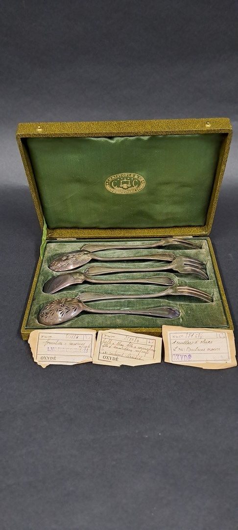 Null 一套餐具包括: 
12把象牙刀，可能是迪耶普的作品，大约在1880/90年。
CHRISTOFLE镀银糖果套装，带状芦苇模型 一个糖果套装，网状模型。