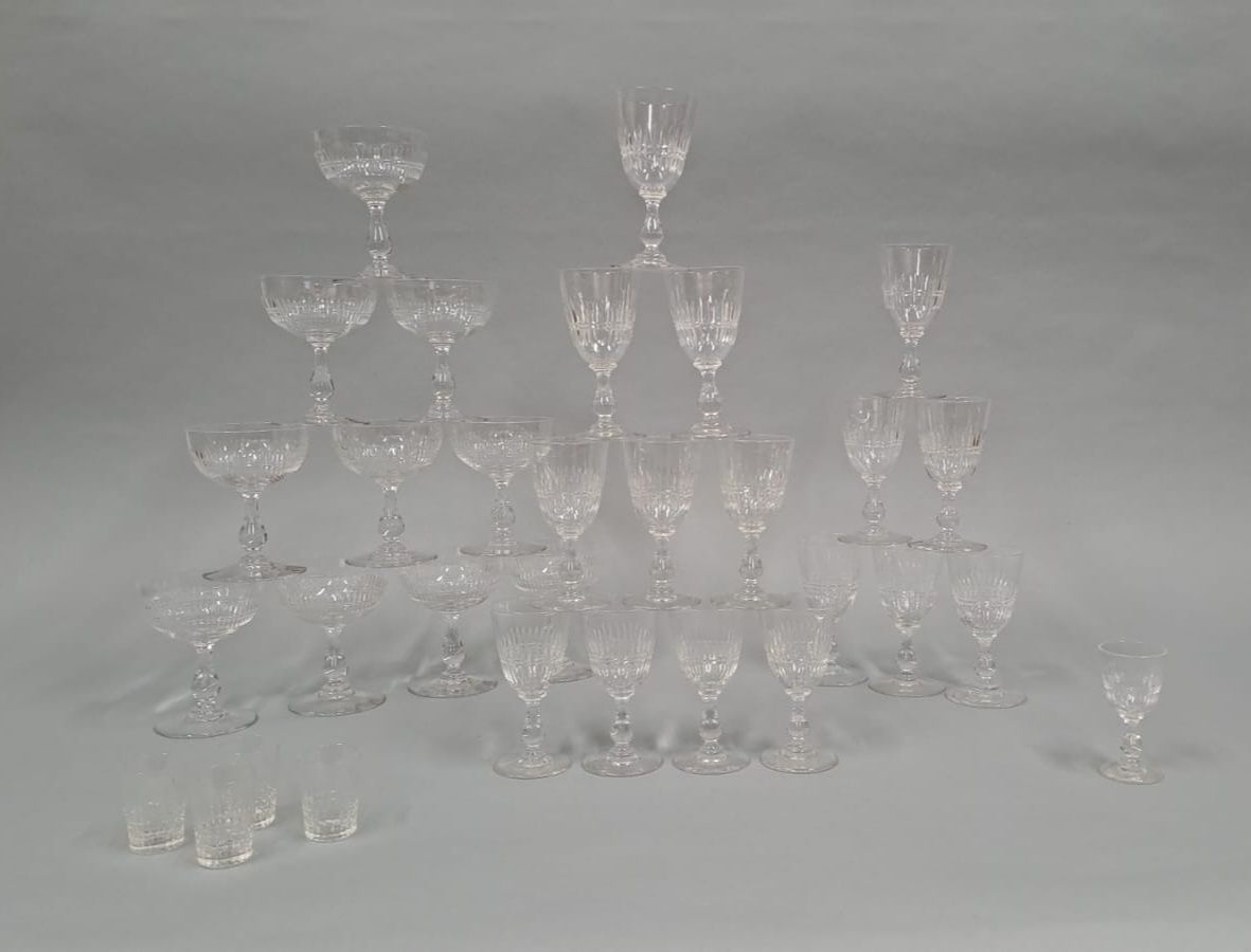 Null Partie de service de verres en cristal taillé de trente-neuf pièces compren&hellip;