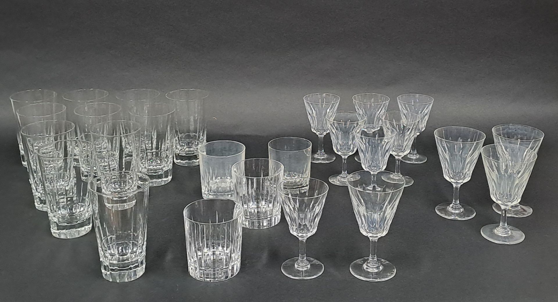 Null 一套切割水晶玻璃制品的一部分，包括11个橙汁杯，4个威士忌杯，7个红葡萄酒杯和4个水杯，其中两个是不同的。
薯片