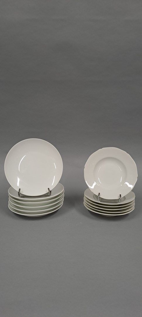 Null SEVRES 
Ensemble en porcelaine blanche :
- six assiettes plates à dessert. &hellip;