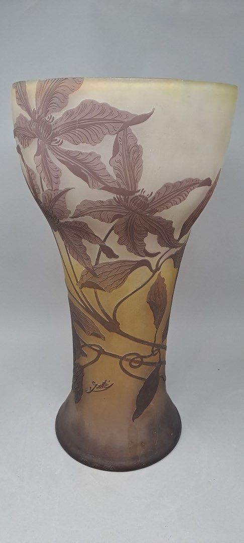 Null GALLE (Dans le goût de)
Vase à corps tubulaire et col conique sur pied légè&hellip;