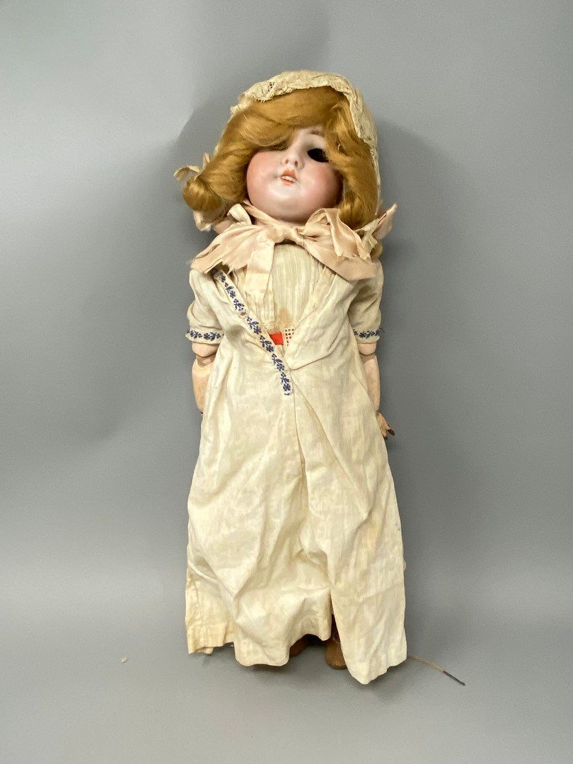 Null 德国娃娃，头部为平纹，嘴巴张开。
构成中的铰接体
H= 42厘米