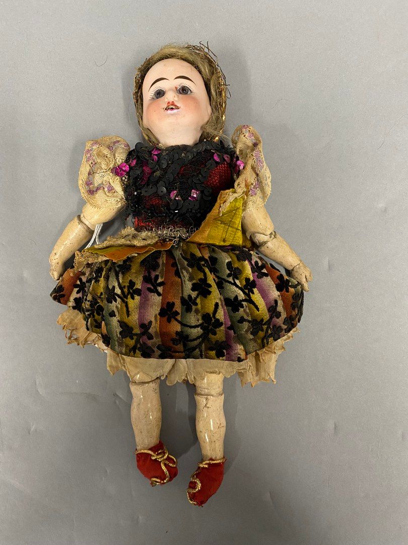 Null 德国小娃娃，头部为仿制的，嘴巴张开，眼睛固定，木质身体，有关节组成。 
高：25厘米