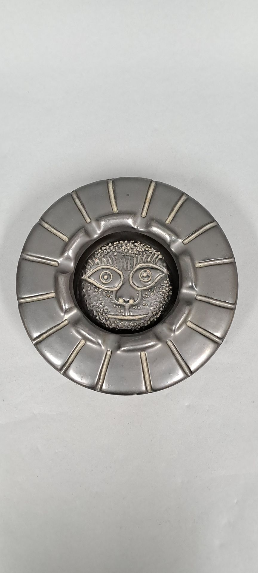 Null 让-马拉维 (1913 - 1998) 
陶土烟灰缸 "Soleil"，有枪管的铜锈，背景是一张脸。 
签名。
高6厘米 - 直径16.5厘米

客户&hellip;