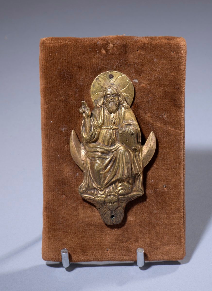 Null 威严的父神，镀金的青铜，是一个游行的十字架的一部分。他坐在月牙上，头戴帽子，左手拿着一本书，另一只手在祝福。 
意大利，15世纪
高度：10厘米
在天&hellip;