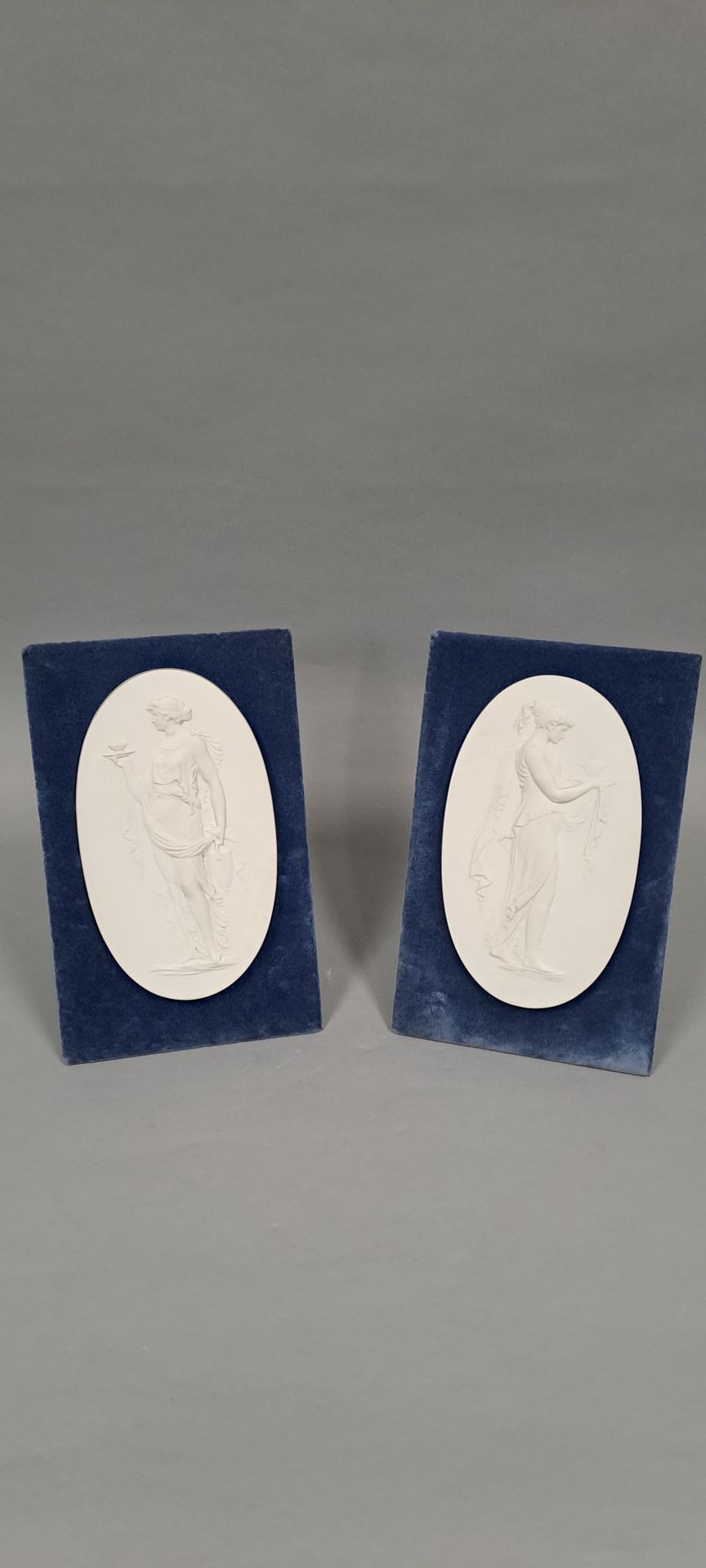 Null ǞǞǞ
一对塞夫勒瓷器中的椭圆形奖章，带有仿古装饰。安装在一个用蓝色天鹅绒覆盖的画架上，背面印有 "塞夫勒国家制造 "的字样。 
尺寸：21.20 x&hellip;
