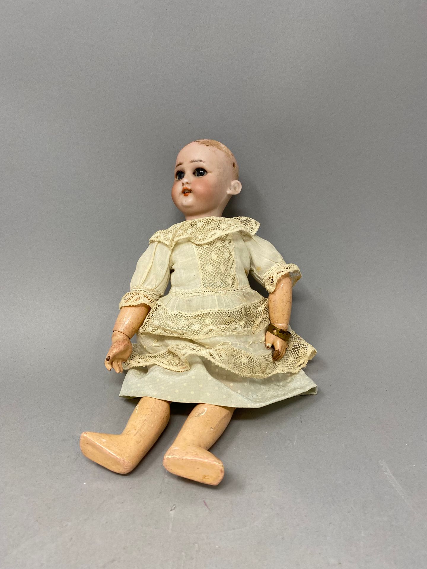 Null 法国小娃娃，头部为仿制的Simon et Halbig，损坏的蓝色睡眼，原为铰接式身体。
高：26厘米