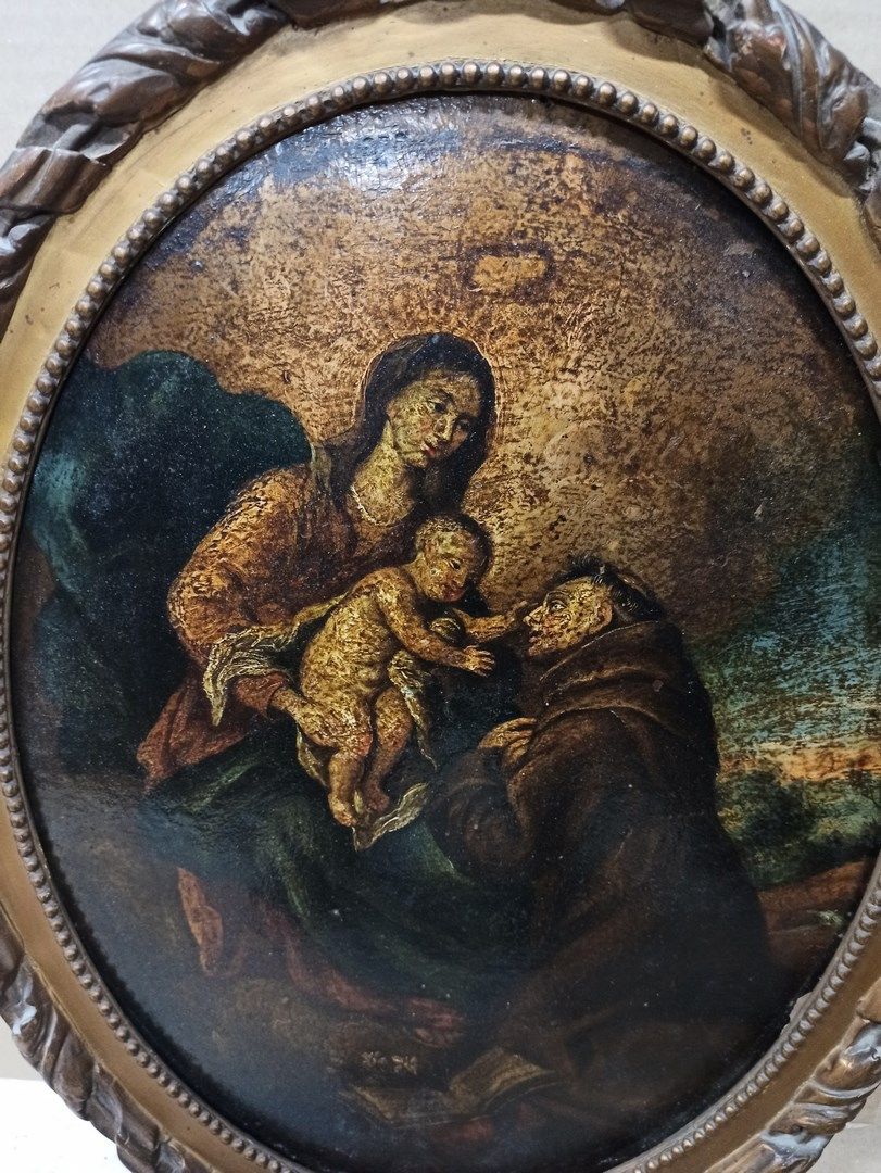 Null 19世纪的法国学校
圣安东尼在圣母和儿童耶稣面前祈祷，背景是风景。
椭圆形纸板上的油画（边缘有小的缝隙；旧的染色和脏的清漆）。

H.39.5 - 宽&hellip;