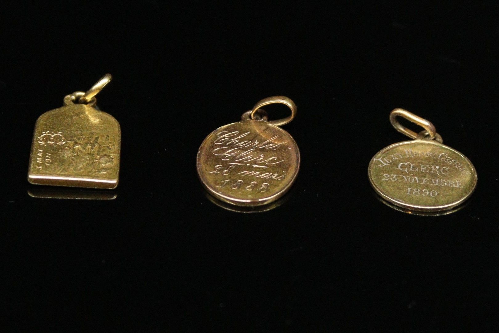 Null Lot aus 18 Karat Gelbgold (750) mit drei Taufmedaillen. 

Gewicht: 5,90 g.
