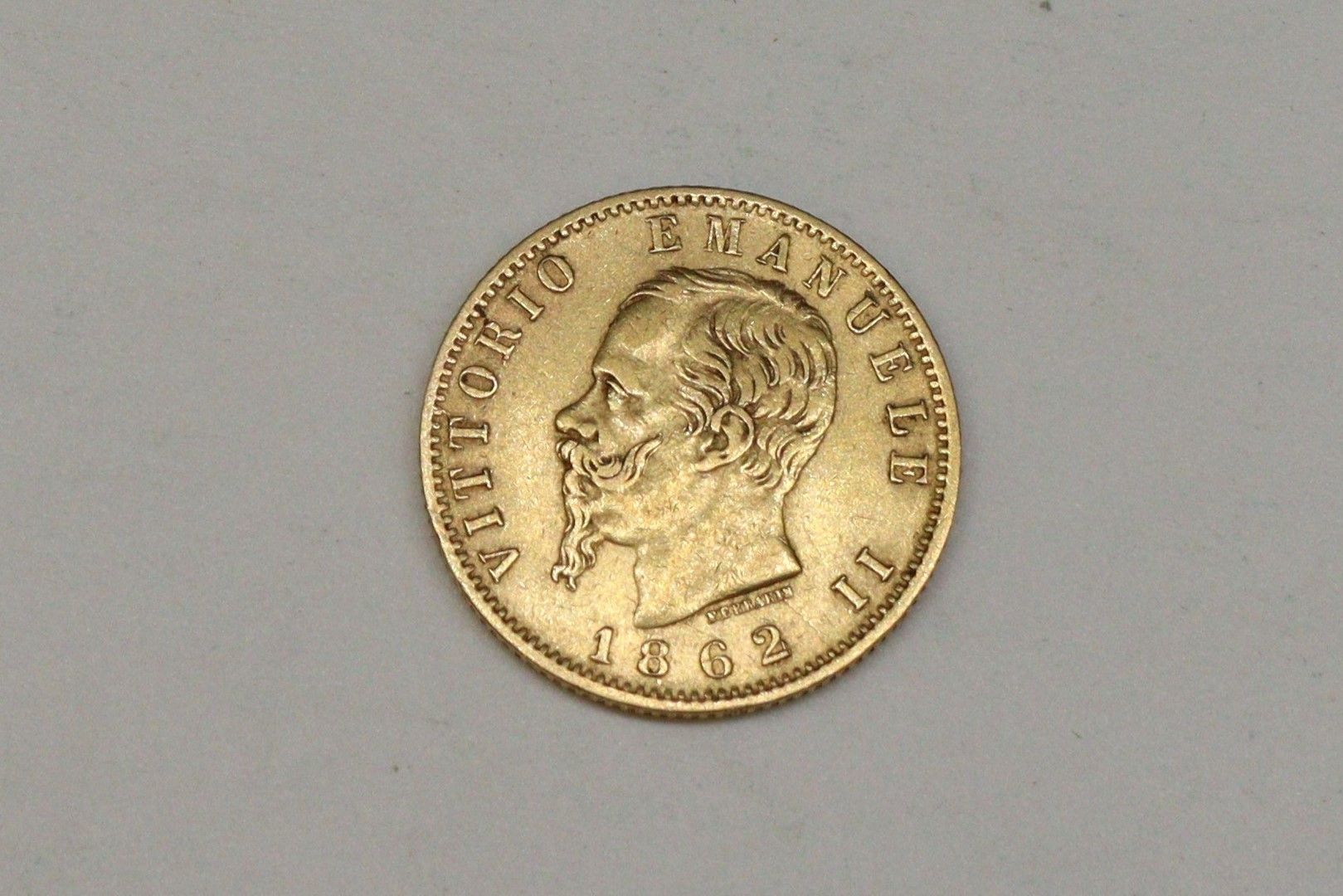 Null Gold coin of 20 Lira Vittorio Emanuele II (1862)

Weight : 6.42 g.
