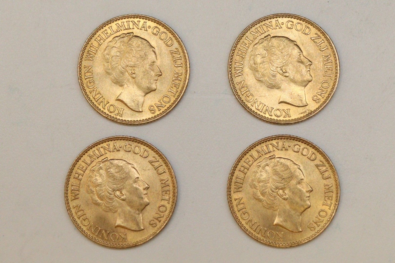 Null Lot von vier Goldmünzen zu je 10 Gulden (1932 x 4).

TTB bis SUP. 

Gewicht&hellip;