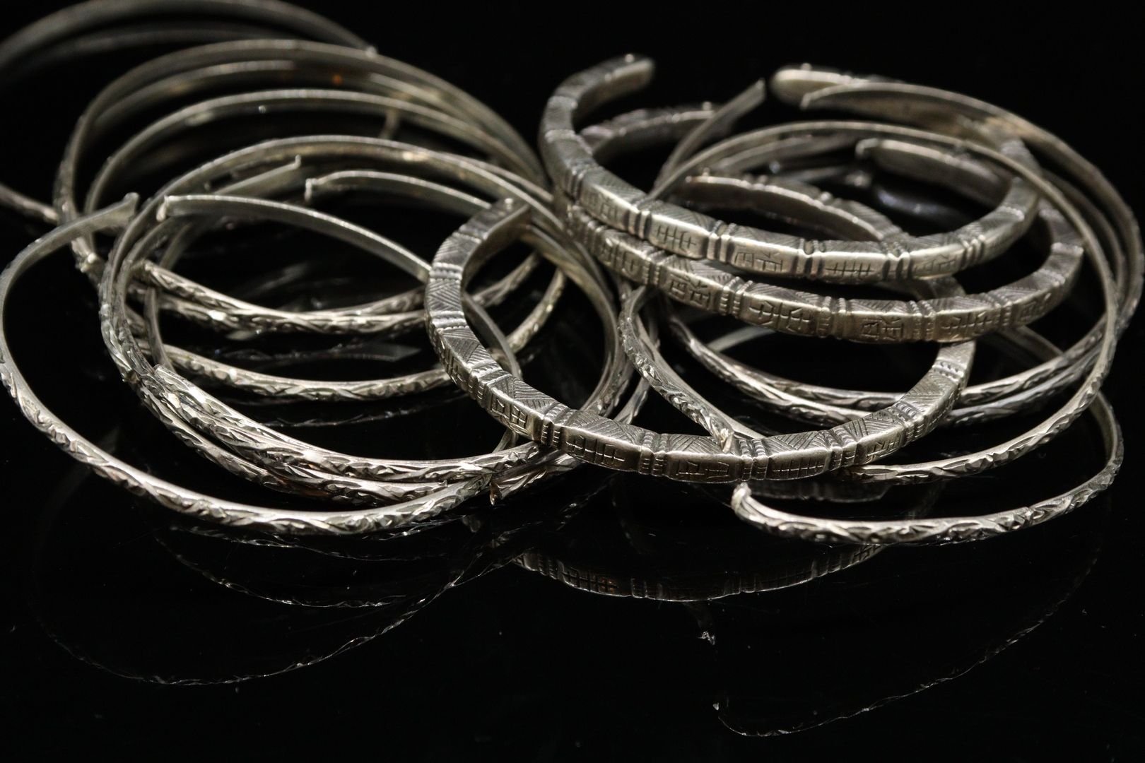 Null Silver debris : sixteen bracelets.



Weight : 173.60 g.