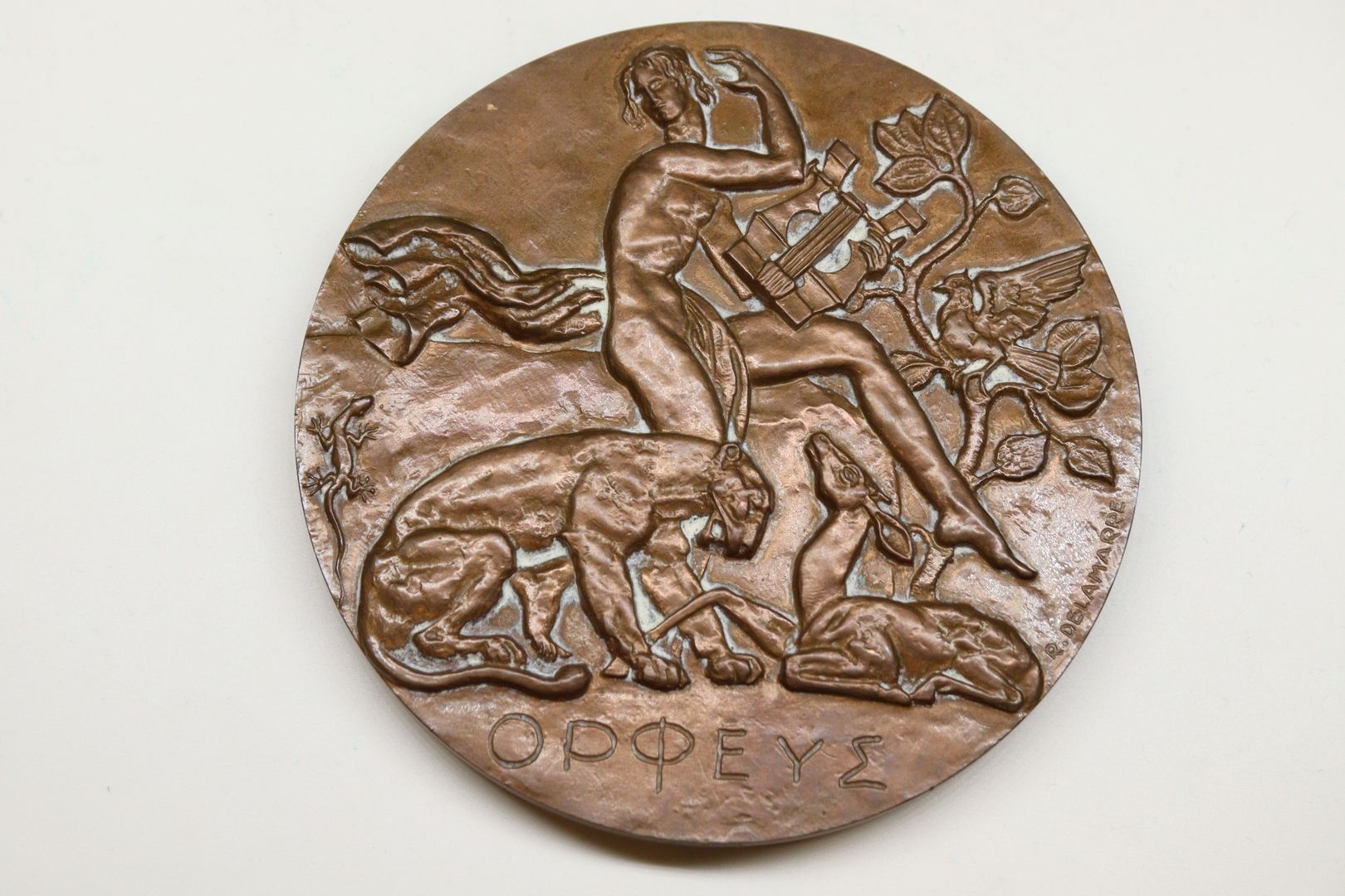 Null 德拉玛尔-雷蒙 1890-1986 (d.)

铜质大桌奖牌。正面：奥菲斯用他的琴声迷住了动物们的心智，并显示出了他的魅力。R. Delamarre.&hellip;