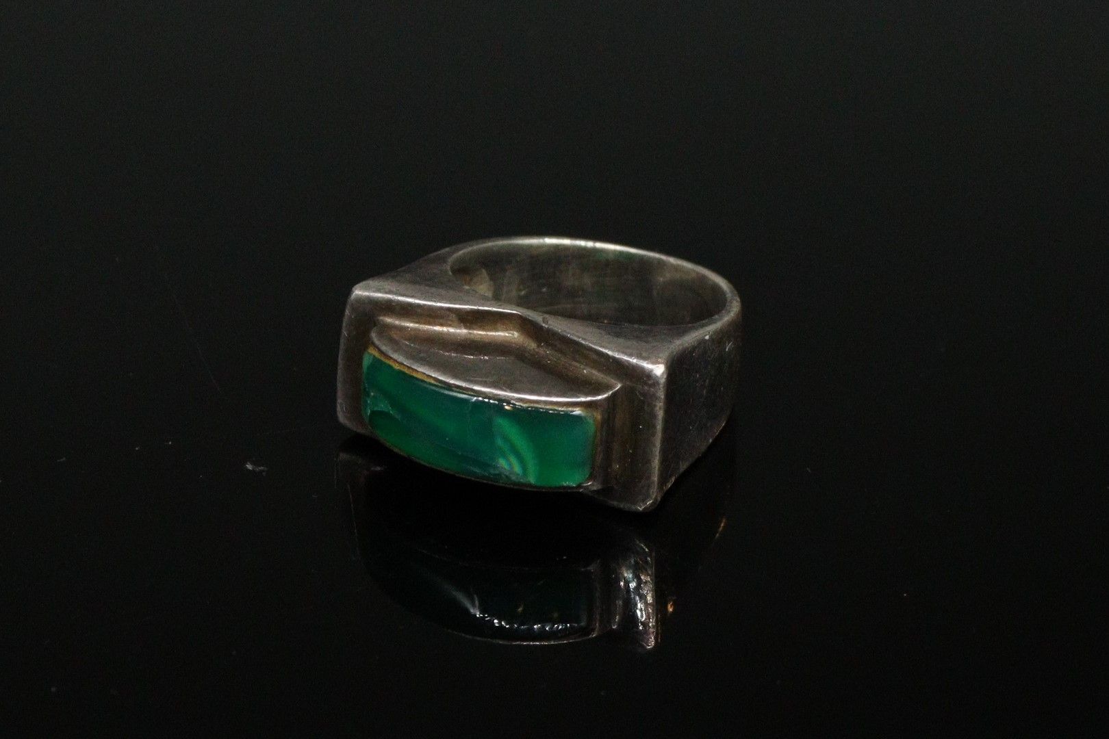 Null 碎片：镶有绿色树脂的银色戒指（凹凸不平，缺失）。

约1970年。

手指大小：52 - 毛重：7.40 g。