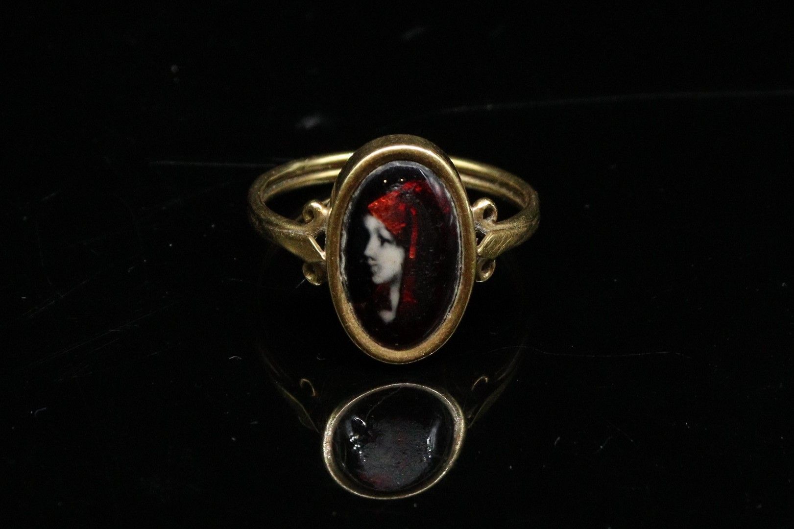 Null 戒指上镶嵌着利摩日珐琅的女性半身像，18K（750）黄金的镶嵌。



手指大小： - 毛重：2.30克。