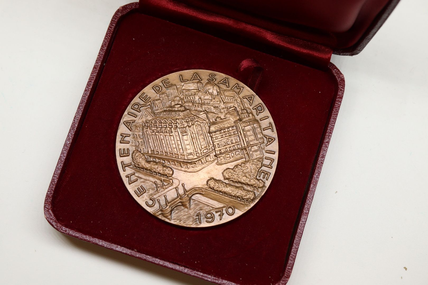 Null 铜桌奖章由ap获得。Torcheux.

正面：CENTENAIRE DE LA SAMARITAINE - 1970年 - 鸟瞰图，有底纹。

反面&hellip;