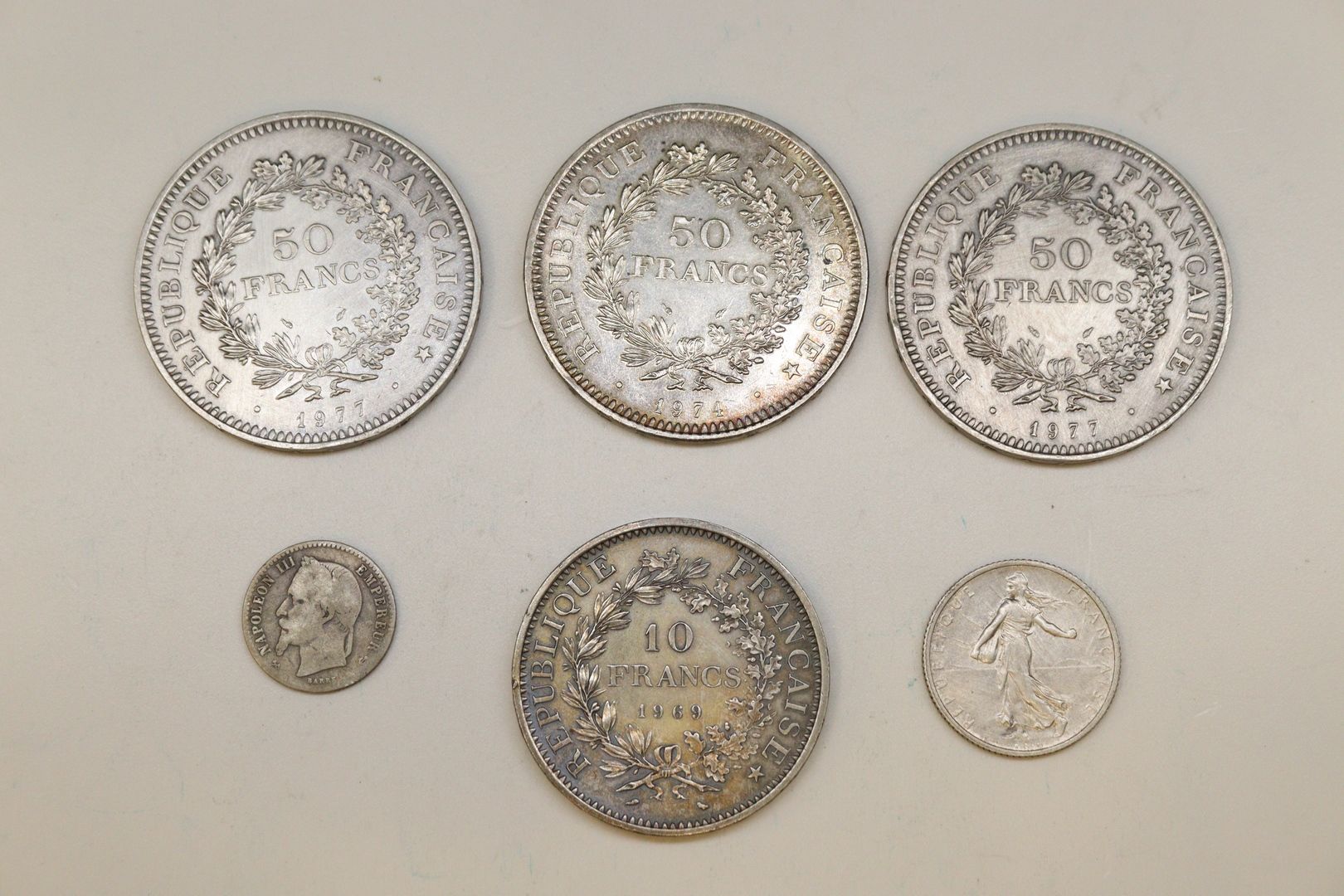 Null Silbermünzen-Set bestehend aus : 

- 3 x 50 Franken Herkules (1974; 1977 x &hellip;