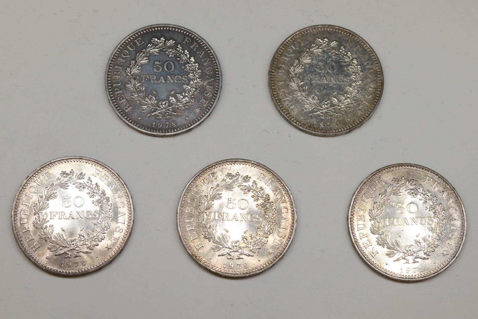 Null Lotto di 5 monete da 50 franchi Ercole (1978)

Da VG a TTB

Peso: 150,04 g.