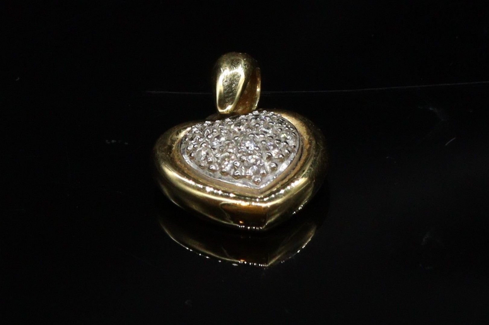Null Herzanhänger aus 18 Karat Gelbgold (750), verziert mit einem Diamant-Pavé.
&hellip;