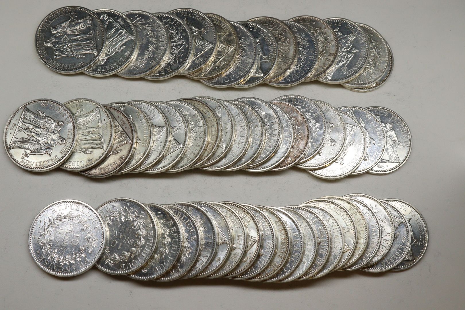 Null Lotto di 53 monete d'argento da 10 franchi tipo Ercole dal 1965 al 1970. SU&hellip;