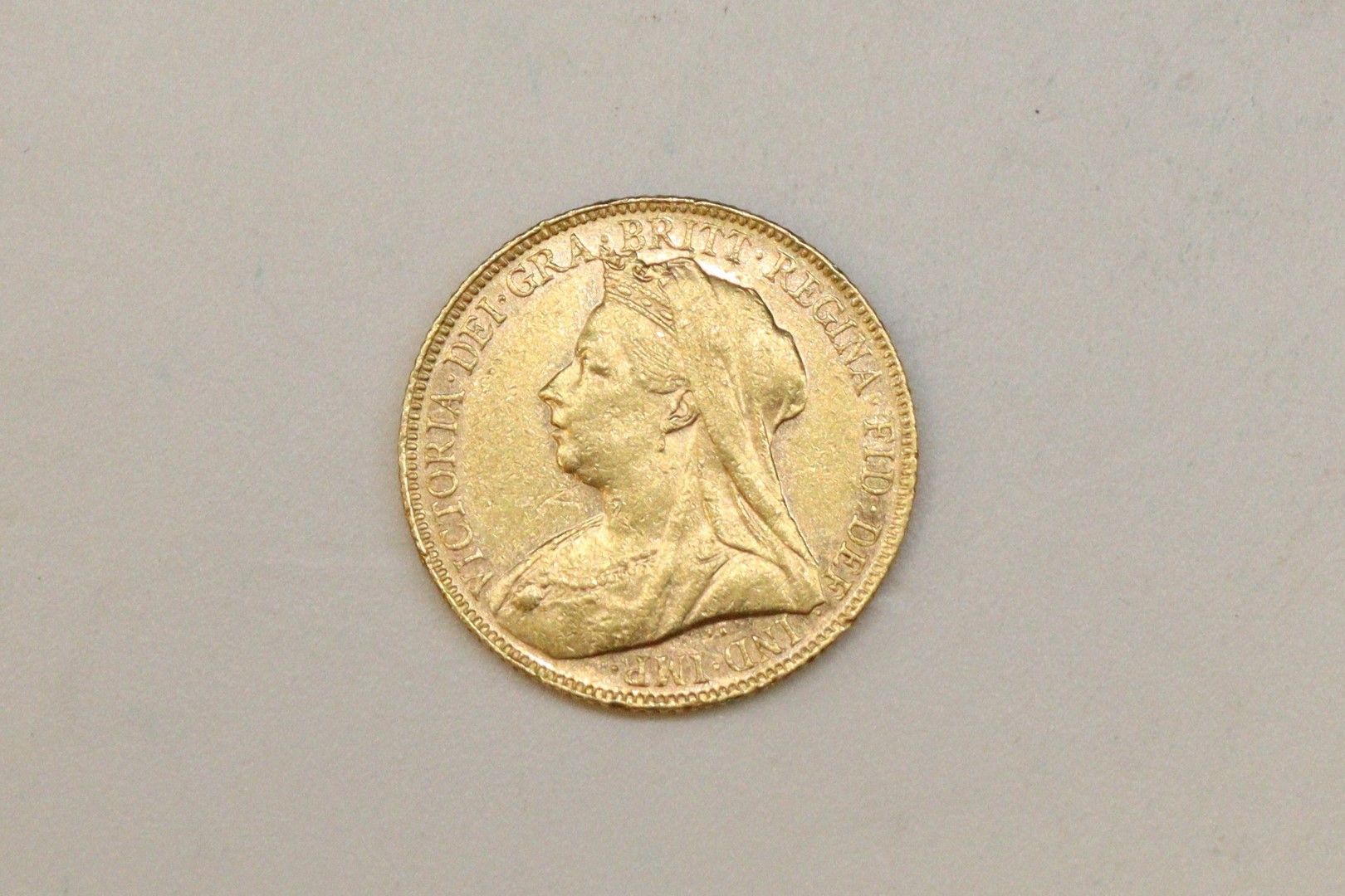 Null Souverain en or jaune VICTORIA (1899)

Poids : 8,00 g.