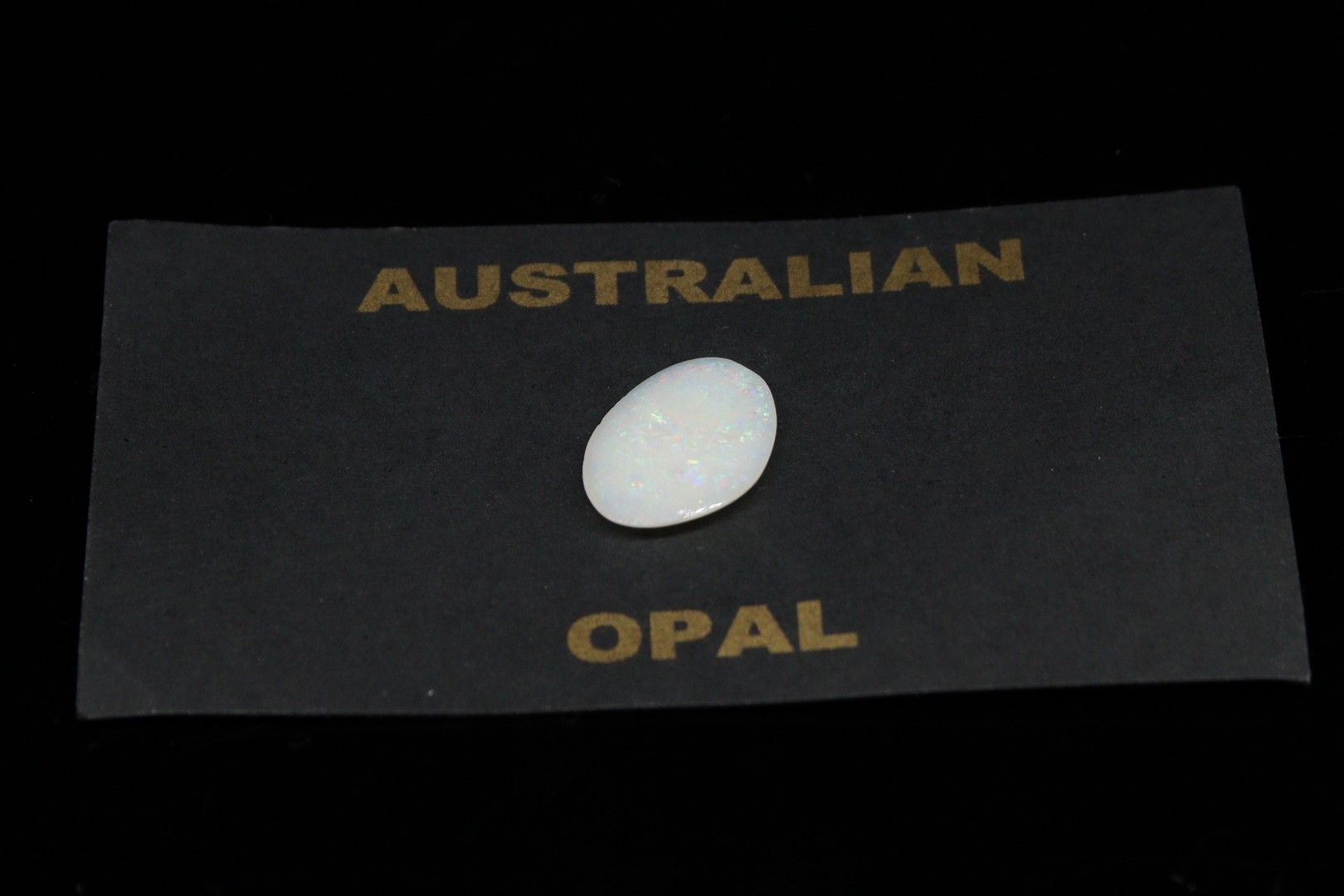 Null Weißer Opal auf Papier. 

Gewicht: 1,85 ct.