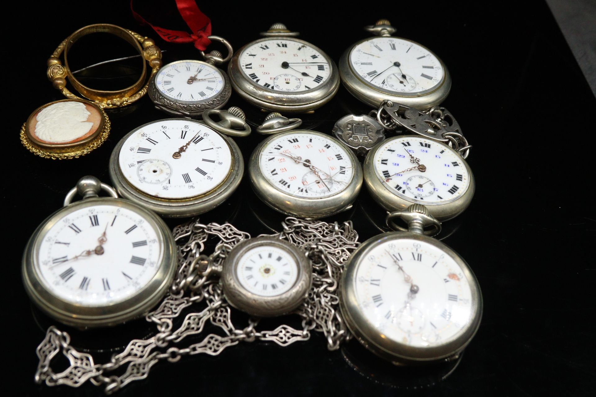 Null Lot comprenant 9 montres à gousset, une monture en métal doré, un camé mont&hellip;