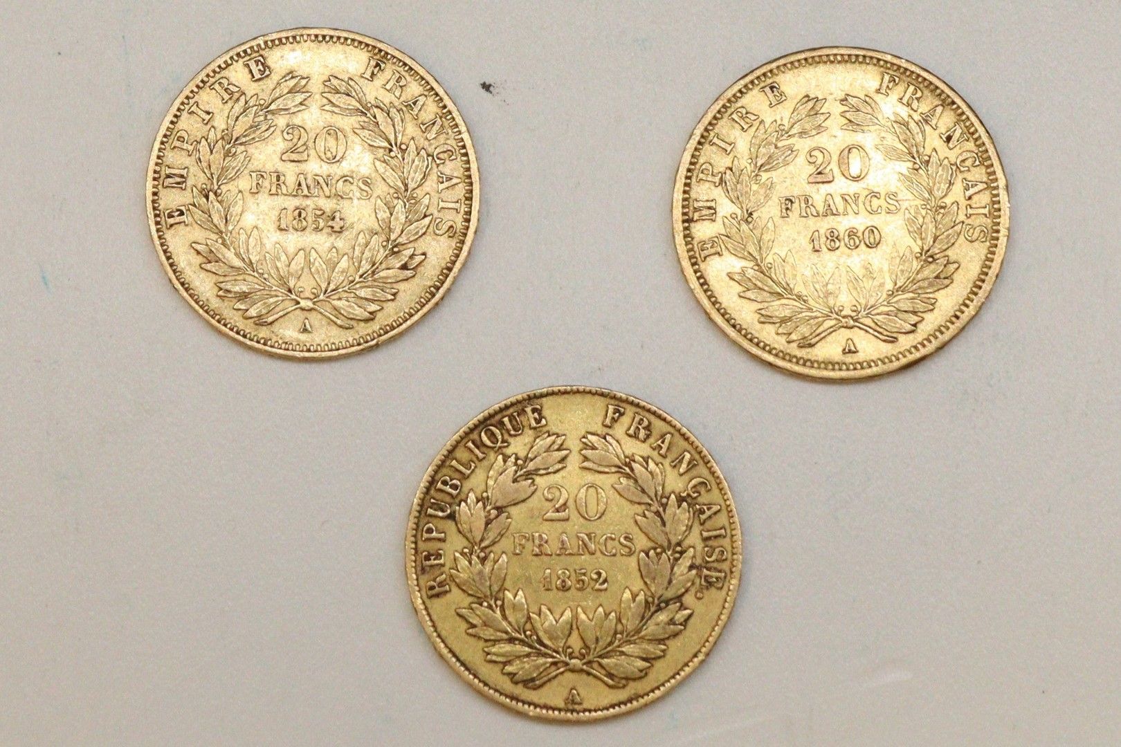 Null Lote de tres monedas de oro de 20 francos de Napoleón III con la cabeza des&hellip;