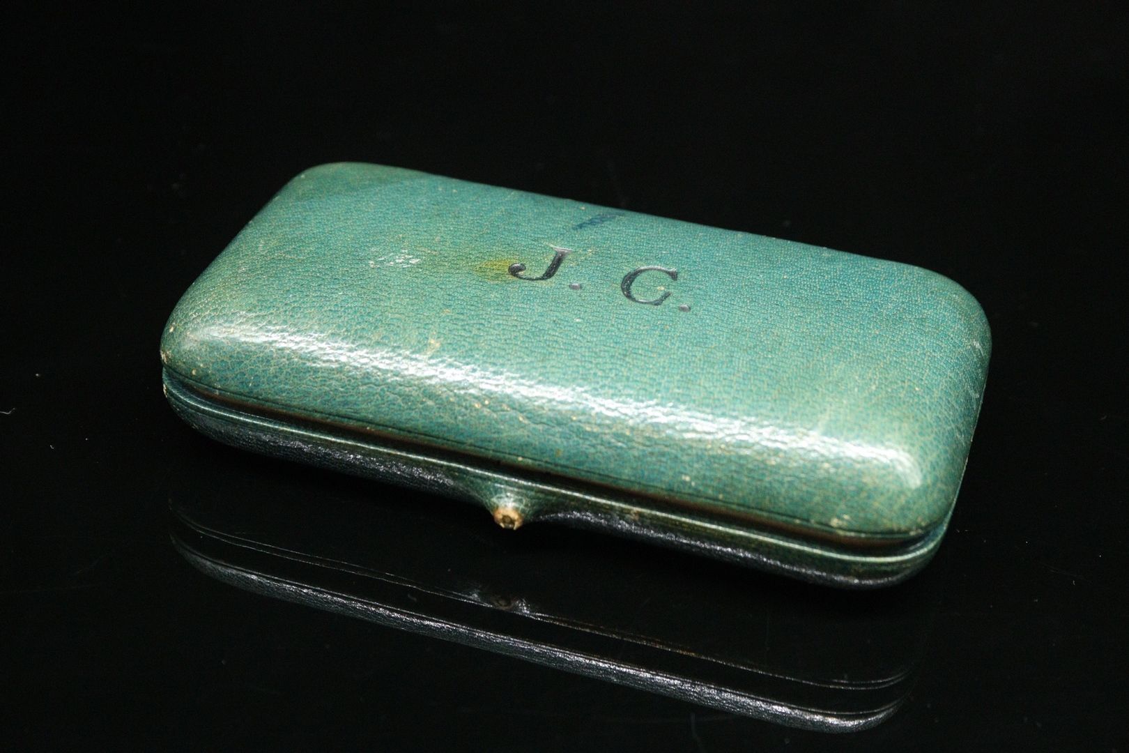 Null 18K(750)黄金缝制套装，蓝色珐琅装饰，包括一个顶针，一把剪刀（金属刀片），一个针盒和一个线轴，形成一个片状。

保存在一个标有 "J.C "的箱&hellip;