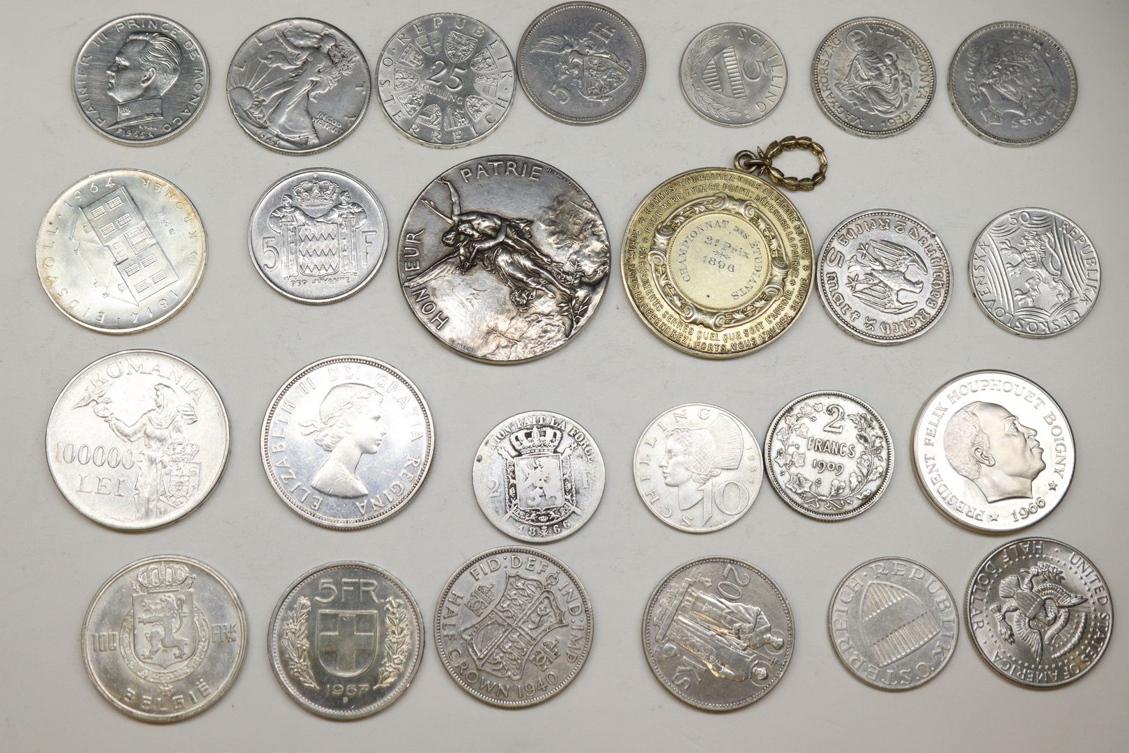 Null Lot von mehr als 80 Silbermünzen 

ausländisch, sehr unterschiedlich, haupt&hellip;