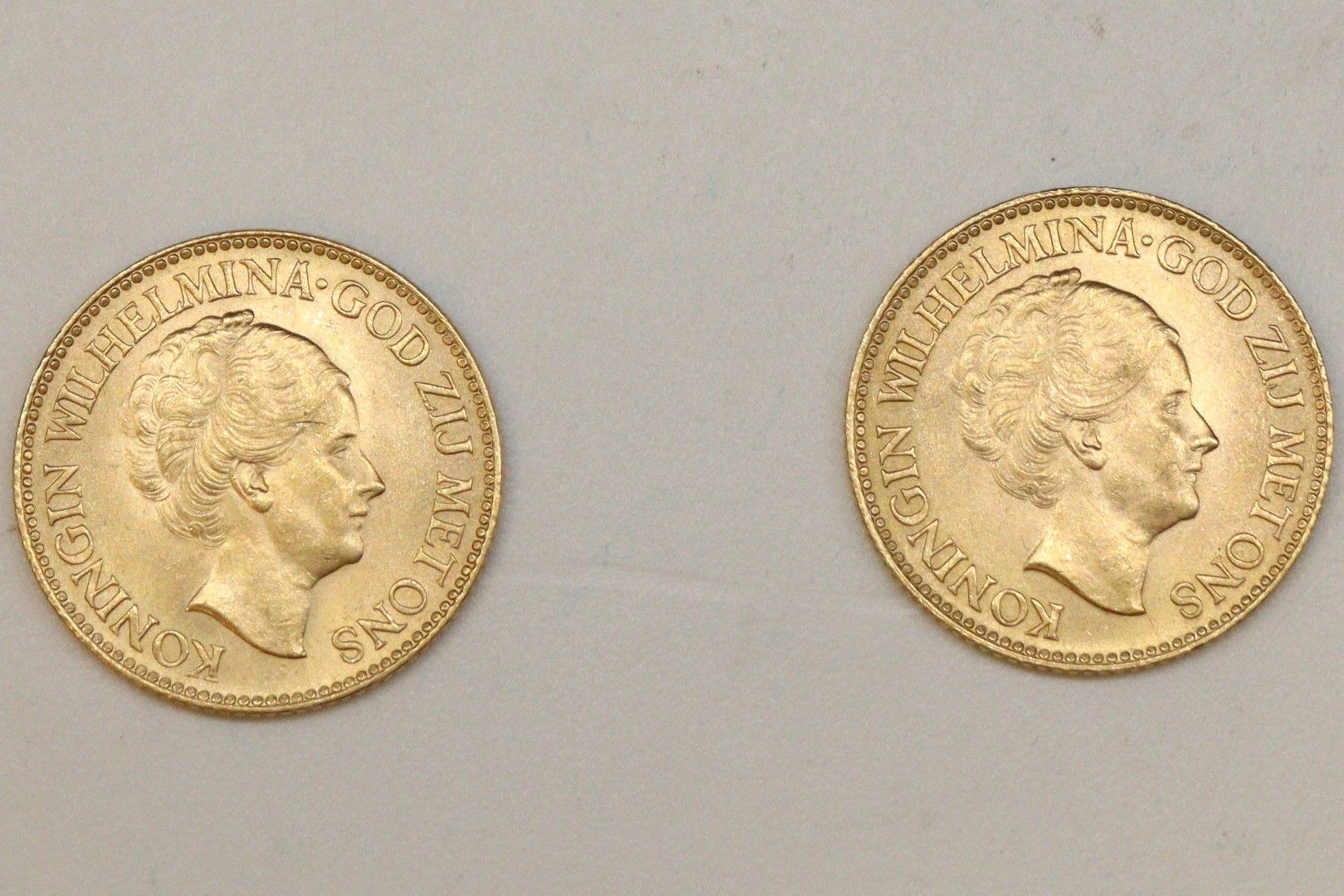 Null Lot von zwei 10-Gulden-Goldmünzen - Wilhelmina I (1932 x 2).

TTB bis SUP. &hellip;
