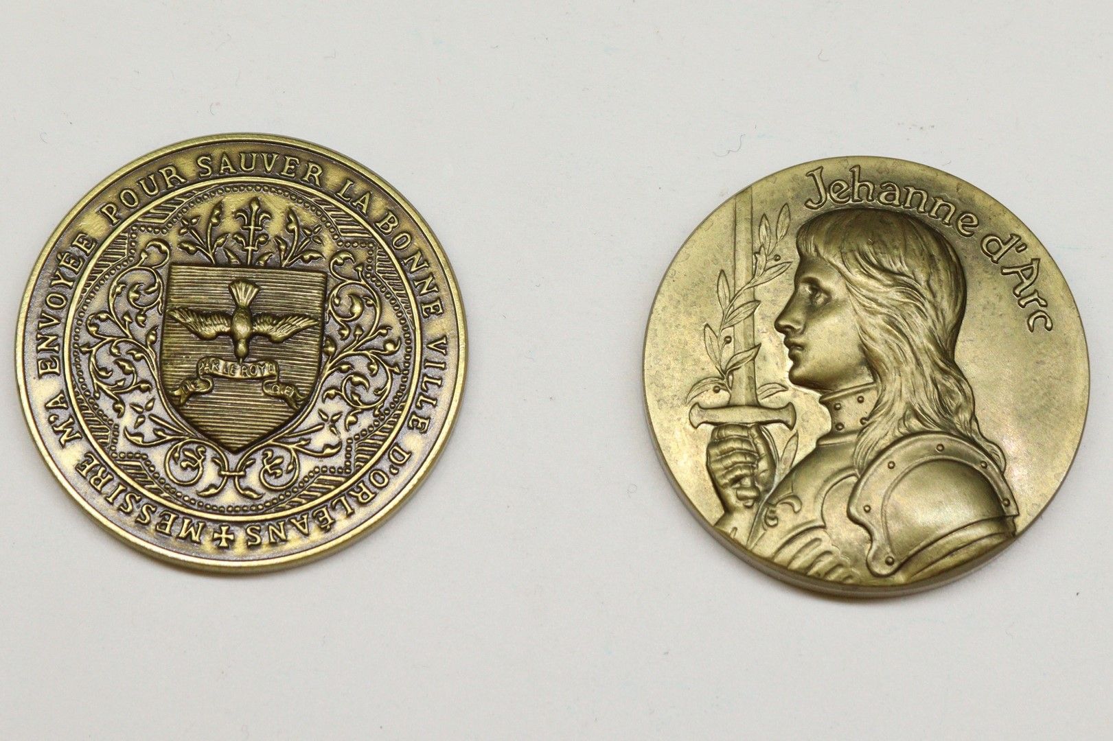 Null JEANNE D'ARC 600周年纪念 - 两枚铜质桌牌。

- 正面：圣女贞德，身穿盔甲的半身像，左侧。反面是1412-2012。直径：45毫米。&hellip;