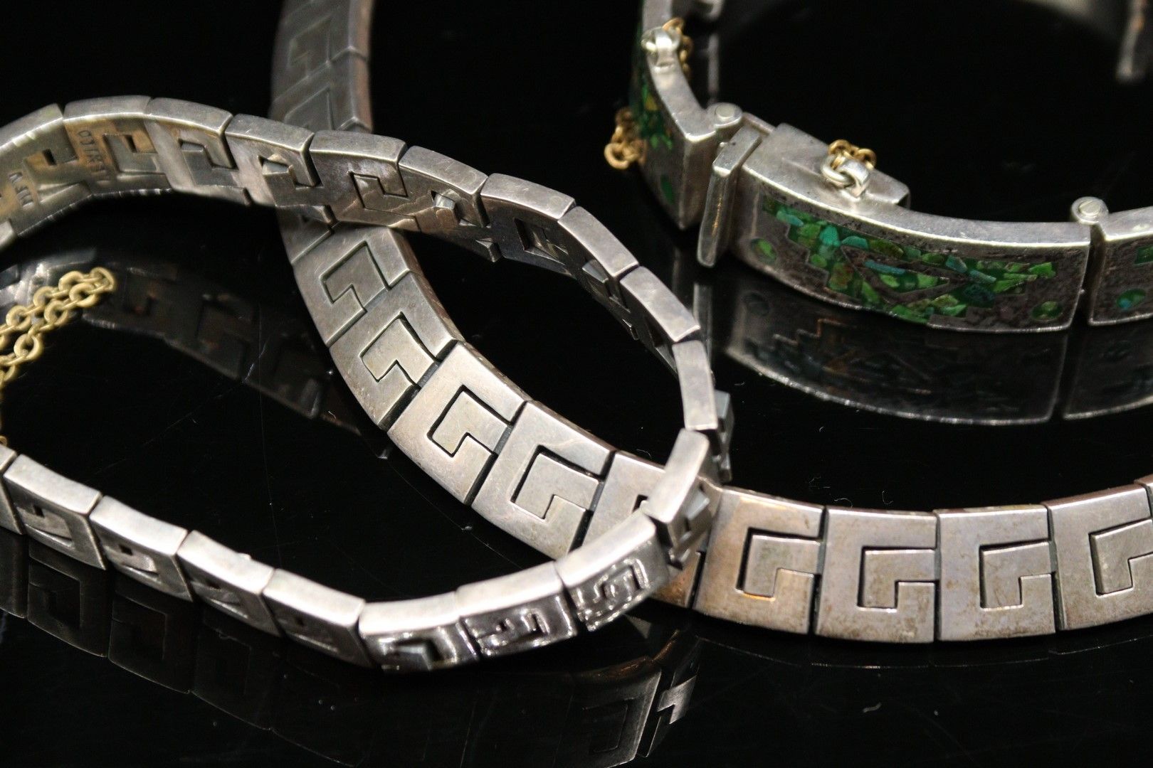 Null 
墨西哥银饰品（925） :




- 由一条项链和一个希腊链接手镯组成的半套产品。




- 铰链式手镯，带珐琅彩装饰（安全链断裂）。




&hellip;