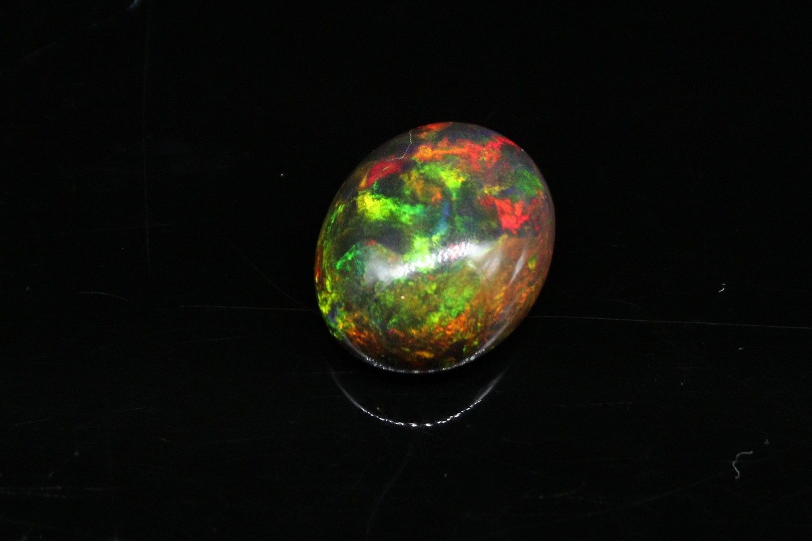 Null Opal cabochon on paper. 

Weight : 12.95 cts.