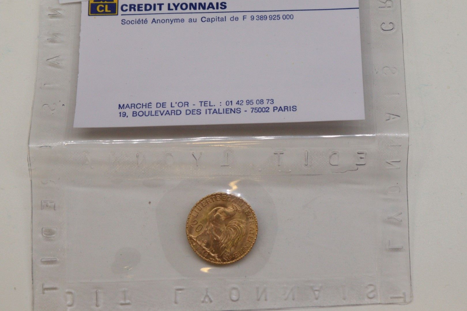 Null 1 Goldmünze von 20 Francs mit Hahn unter Siegel.

Gewicht: 6,45 g.