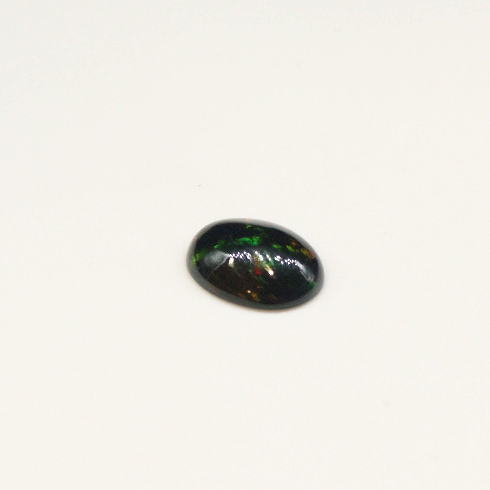 Null Opal cabochon on paper. 

Weight : 1.24 cts.