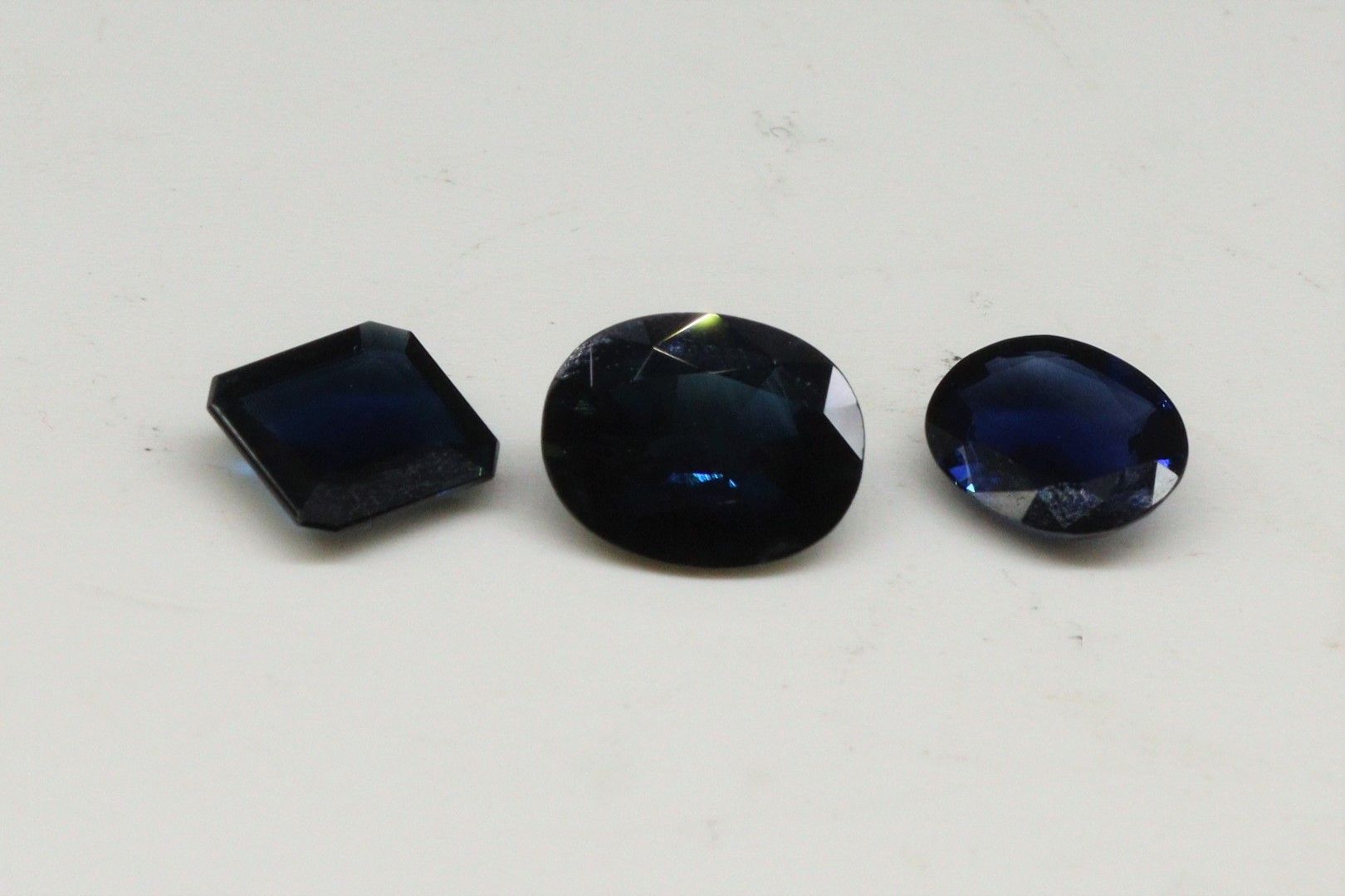 Null 
Lot of three synthetic sapphires on paper.




Weight : 8.00 cts.