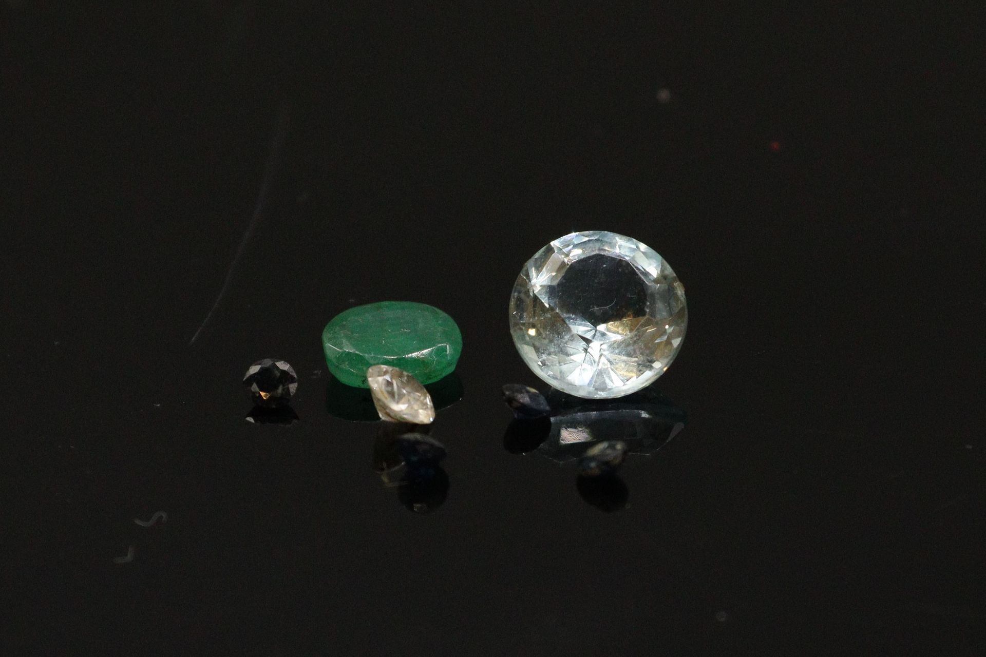Null 一套纸质石头:

- 一颗钻石，约0.18克拉

- 一颗海蓝宝石，约2.50克拉

- 绿宝石，约0.30克拉

- 四颗小的圆形合成蓝宝石。

毛&hellip;