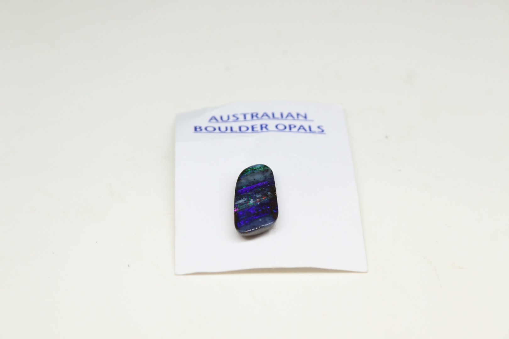 Null Opale noire sur papier. 

Poids : 6.20 cts.