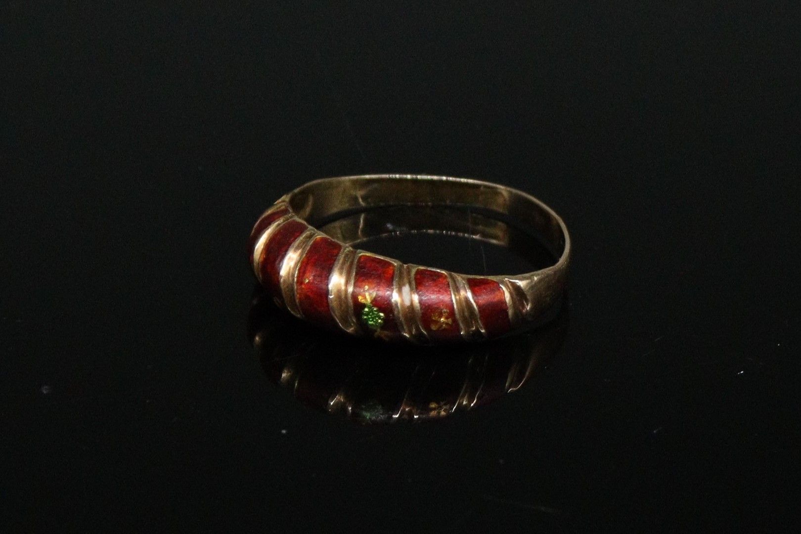 Null Bewegter Ring aus 14-karätigem Gelbgold (585), teilweise emailliert.

Finge&hellip;