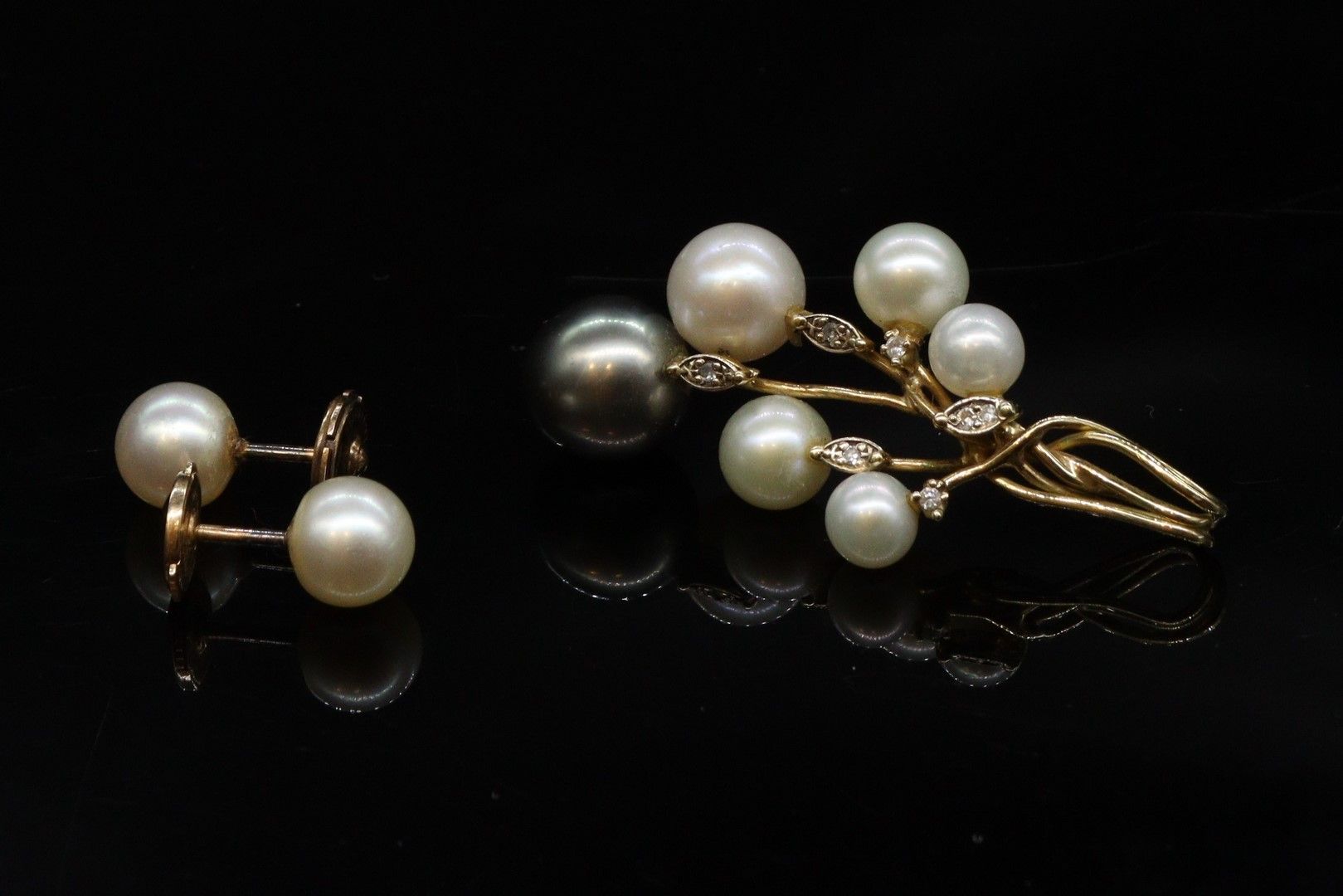 Null 18K(750)黄金吊坠形成一簇六颗养殖珍珠，其中一颗是大溪地珍珠。

附带一对18K黄金耳钉，上面有养殖珍珠。

毛重：8.16克。